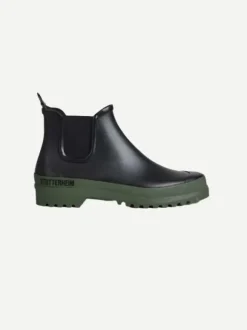 Chelsea Rainwalker In Black and Green