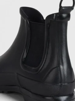 Chelsea Rainwalker In Black and Black