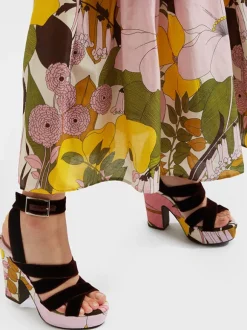 Medal Wedge in Big Flower Rose